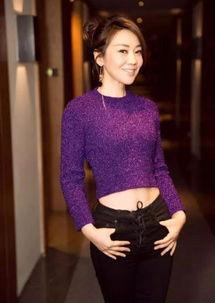 娱乐吃瓜妹闫妮是谁扮演的,揭秘幕后喜剧女王